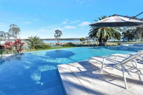 Lake Palm Resort Luxury Retreat absolute Waterfront on 3 acres at Lake Macquarie., Dora Creek
